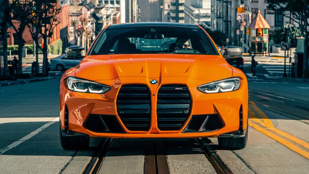 BMW M4 2024 với màu sơn Fire Orange.